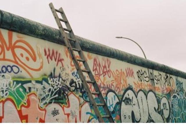 È morto Riccardo Ehrman, il giornalista italiano che diede per primo la notizia del crollo del Muro di Berlino