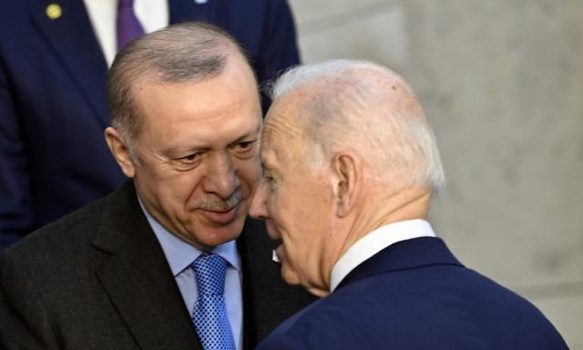 Quella calorosa stretta di mano tra Biden ed Erdogan