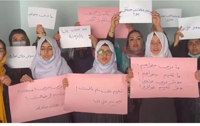 A Kabul le donne chiedono  la riapertura delle scuole