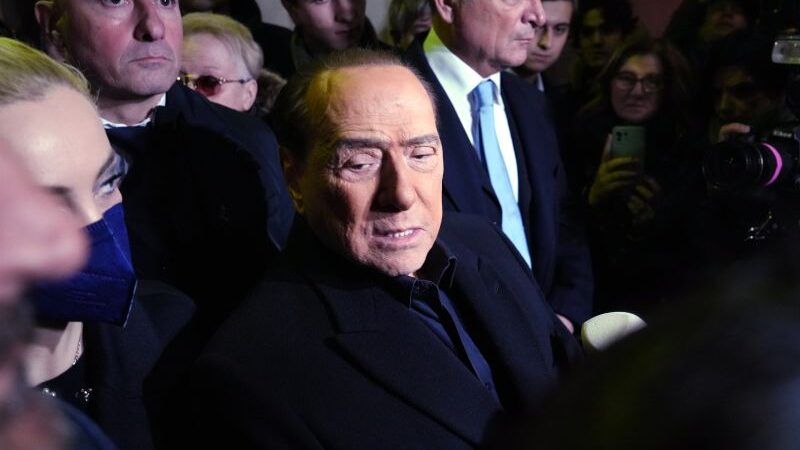 Berlusconi, bollettino medico “Ulteriore miglioramento”