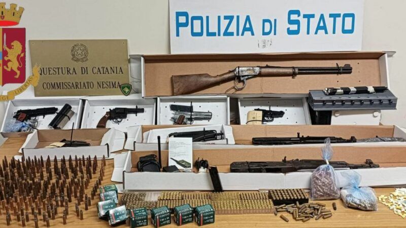 Scoperto a Catania arsenale con Kalashnikov, pistole, fucili e munizioni