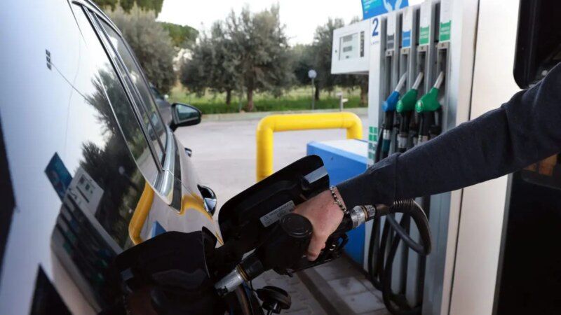 Carburanti, prezzi medi di gasolio e benzina stabili da tre giorni