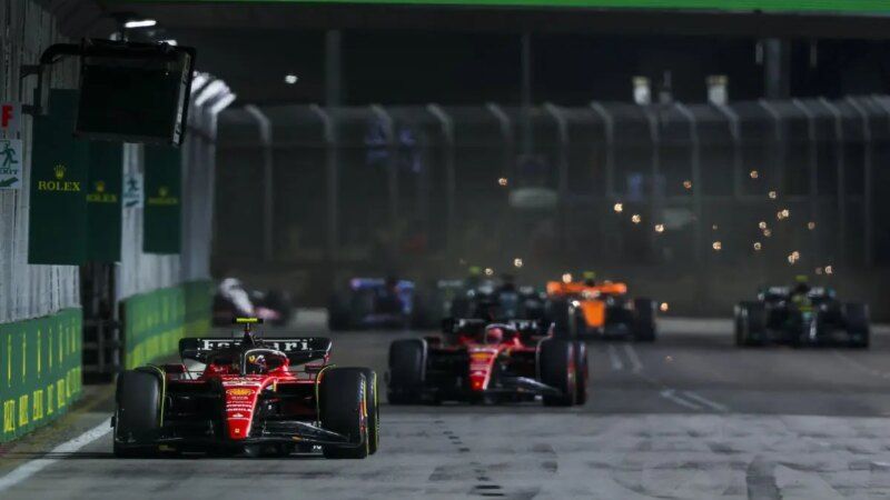 Gioia Ferrari a Singapore, vince Sainz davanti a Norris