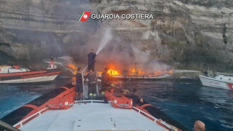 Veliero in fiamme al largo di Lampedusa, passeggeri tratti in salvo