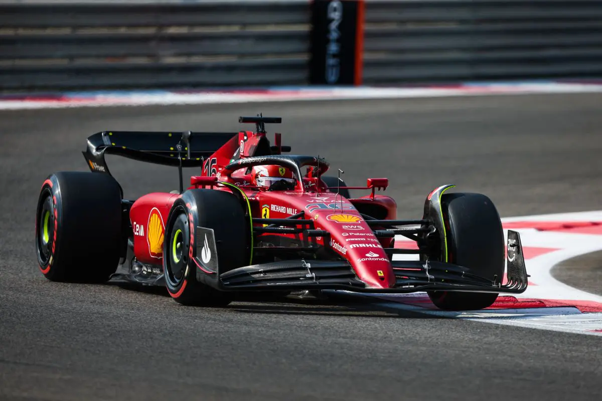 Leclerc sfreccia nel venerdì di Abu Dhabi, Sainz a muro