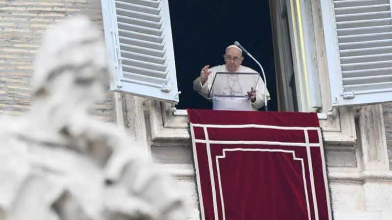 Papa “Continuiamo a pregare per la pace”