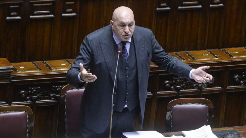 Il ministro Crosetto ricoverato d’urgenza, sospetta pericardite