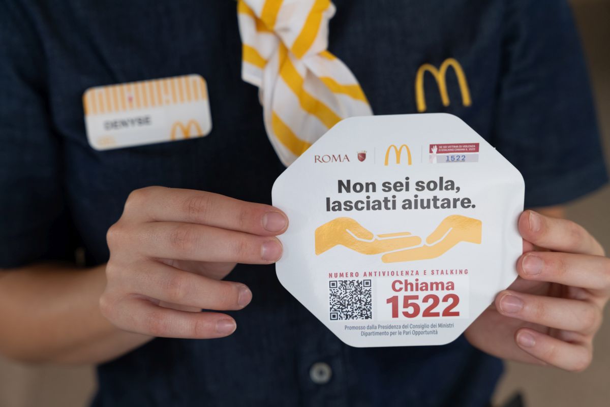 Nei 700 ristoranti McDonald’s l’adesivo del numero antiviolenza 1522