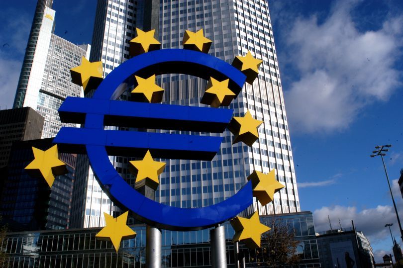 La Bce lascia i tassi invariati, inflazione rivista al ribasso