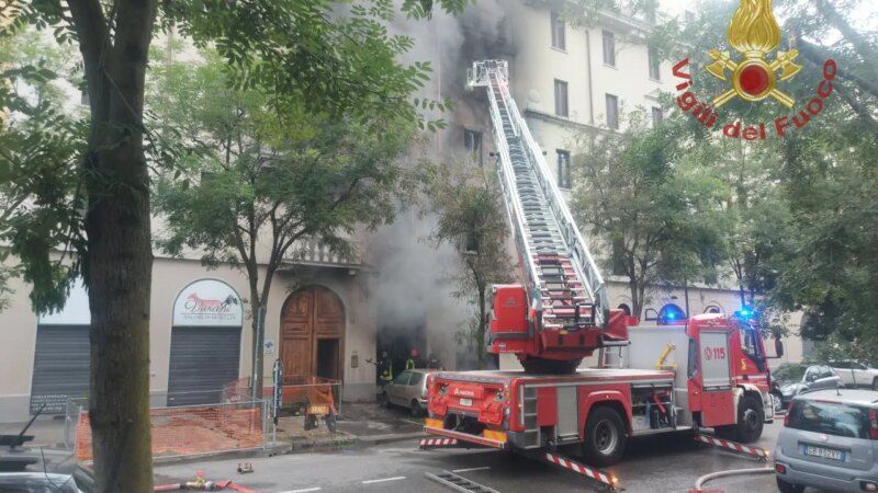 Incendio in una palazzina a Milano, tre morti e tre feriti