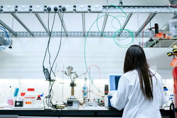 STEM in Italia, il numero di laureate sfiora il 40%, ma c’è ancora troppo “gender gap” in Europa